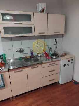 Manja kuhinja sa drvenim elementima i sudoperom. - image 4