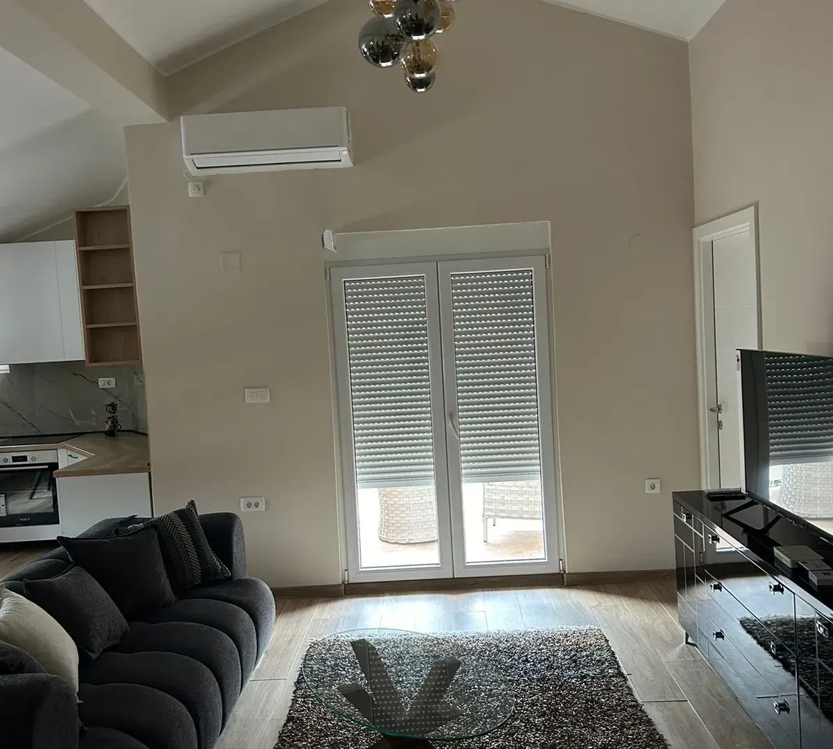 Izdavanje, dvosoban stan, 80m², Murtovina, Podgorica