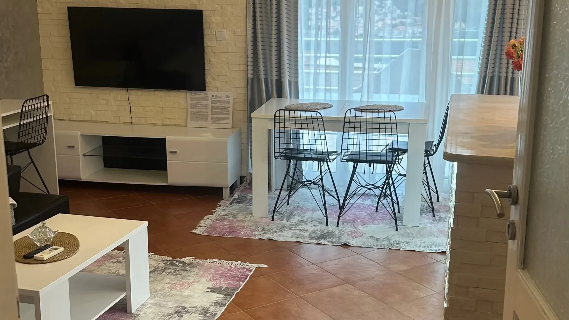 Izdavanje, dvosoban stan, 90m², Dobrota, Kotor