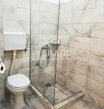 Moderno kupatilo sa tuš kabinom i keramičkim pločicama. - image 8