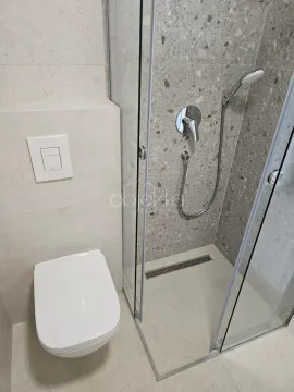 Savremeno opremljeno kupatilo sa tuš kabinom i ugradnom wc šoljom. - image 10