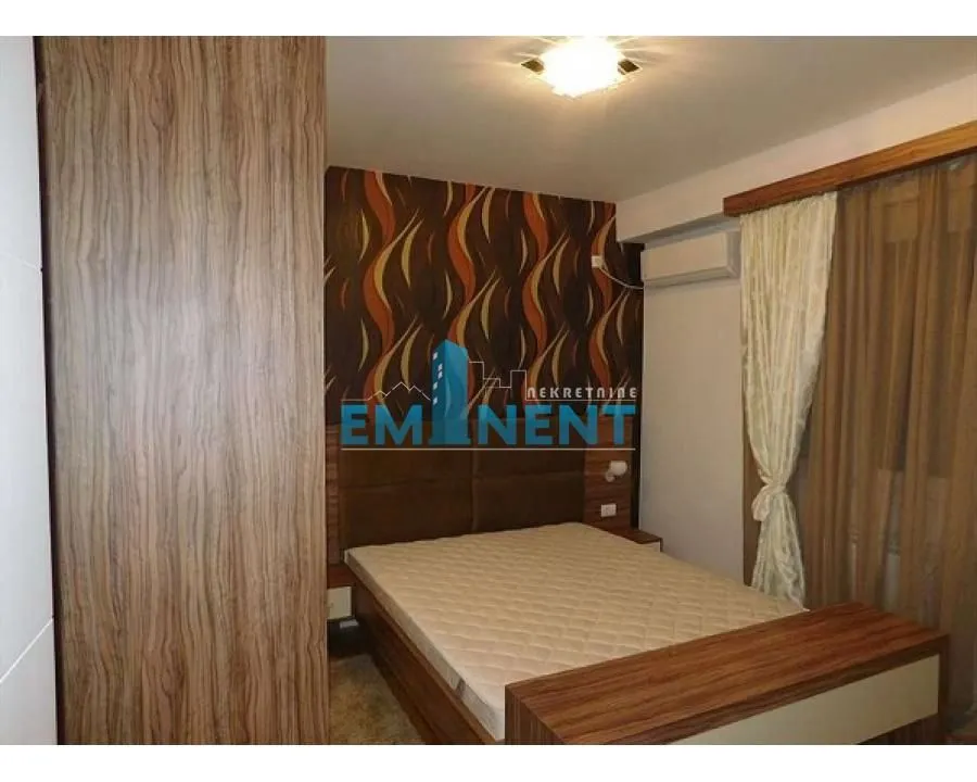 Furnished bedroom with a double bed and a built-in wardrobe.