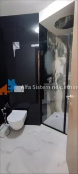 Moderno kupatilo sa tuš kabinom i wc šoljom. - image 34