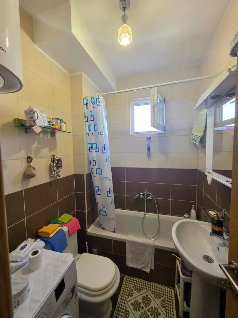 Manje kupatilo sa kadom, umivaonikom i wc šoljom.