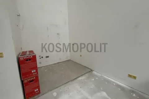 Prazna prostorija u toku renoviranja sa kutijama aparata na podu. - image 4