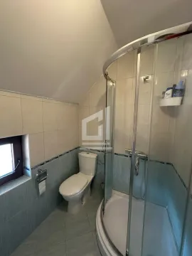 Manje kupatilo sa tuš kabinom i klozetskom šoljom. - image 7
