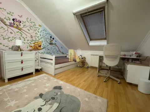 Dečja soba sa krevetom, radnim stolom i krovnim prozorom. - image 12