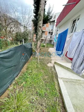 Pogled na dvorište i spoljašnji dio kuće sa okačenim vešom. - image 5