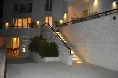 Osvijetljeno vanjsko kameno stepenište i fasada moderne zgrade noću. - image 11
