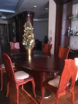 Trpezarija sa velikim drvenim stolom i stolicama. - image 11
