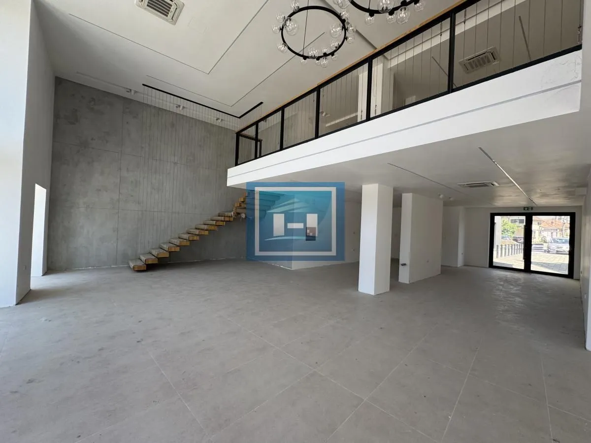 Izdavanje, poslovni prostor, 255m², Centar, Paraćin