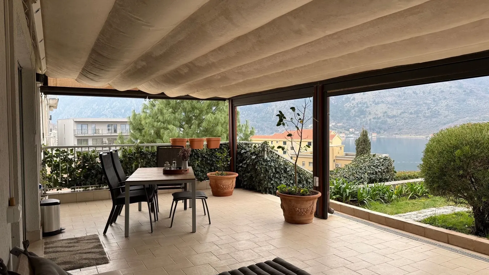 Prodaja, dvosoban stan, 74m², Dobrota, Kotor