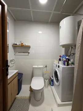 Manje kupatilo sa veš-mašinom, bojlerom i sanitarijama. - image 2