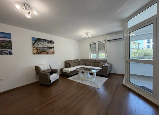 Izdavanje, trosoban stan, 100m², Podgorica, Crna Gora