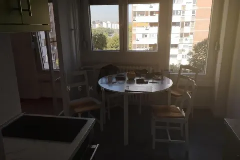 Kuhinja sa trpezarijskim stolom i prozorima. - image 8