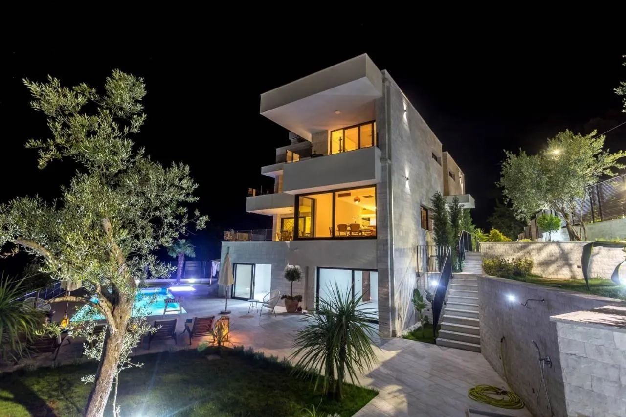 Prodaja, kuća, 490m², Đenovići, Herceg Novi