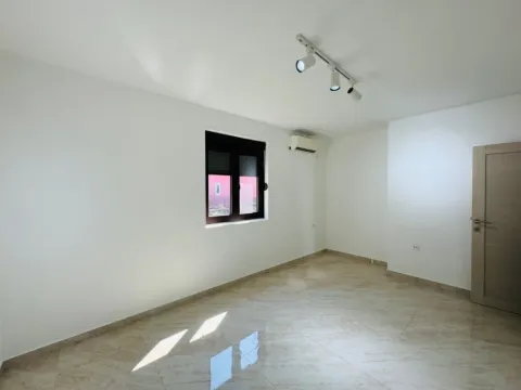 Izdavanje, poslovni prostor, 90m², Masline, Podgorica - image 10