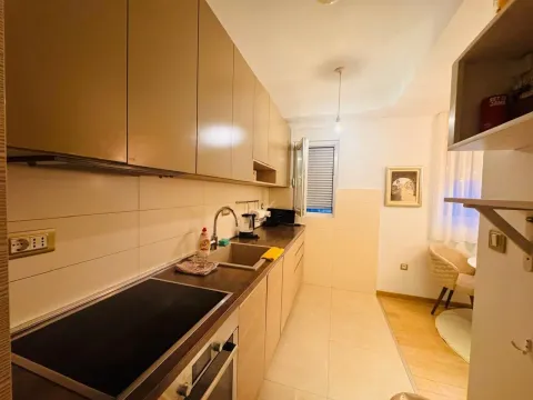 Moderna i uredna kuhinja sa ugradnimelementima. - image 4