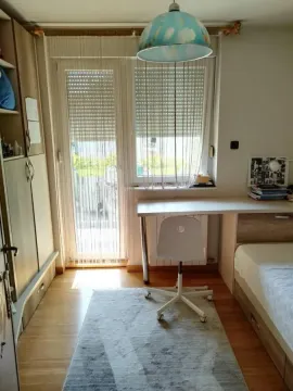 Dečja soba sa krevetom, radnim stolom i izlazom na terasu. - image 10