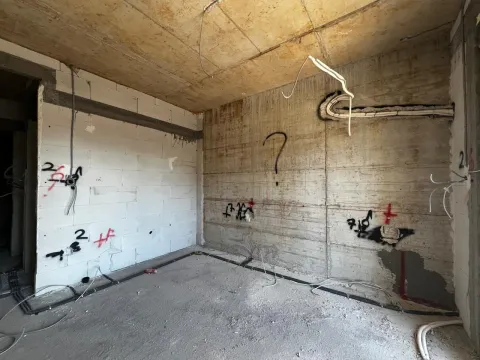 Nepotpuna prostorija u izgradnji sa betonskim zidovima i grubim instalacijama. - image 6