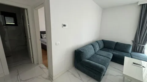 Dnevna soba sa ugaonom garniturom i pogledom na hodnik i kupatilo. - image 3