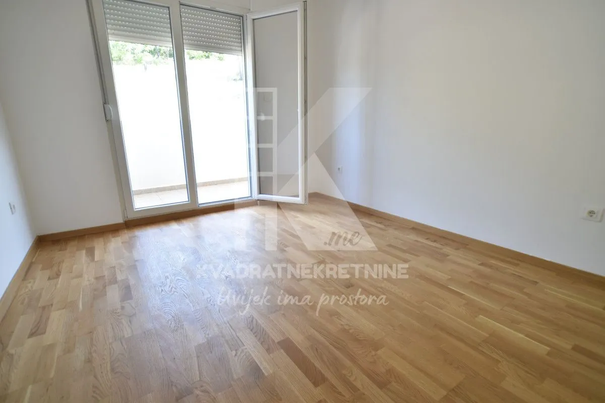 Empty room with hardwood flooring and access to the terrace.