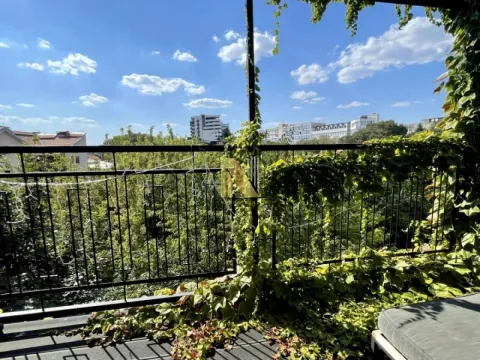 Terasa sa ogradom i zelenilom i pogledom na okolinu. - image 31