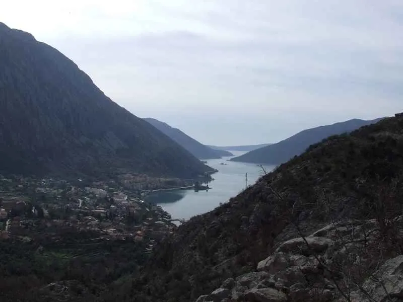 Pogled na zaliv i okolne planine.