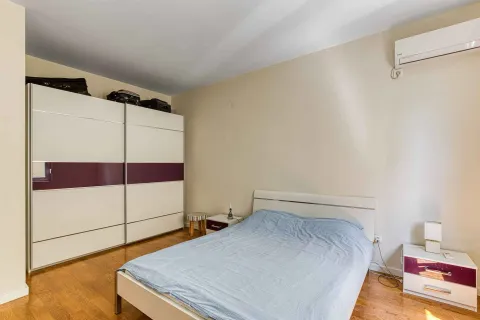 Spavaća soba sa bračnim krevetom, velikim ormarom i noćnim stočićima. - image 14