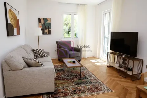 Dnevna soba sa garniturom, stočićem, foteljom i televizorom. - image 12