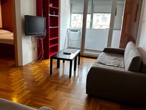 Izdavanje, jednosoban stan, 46m², City Kvart, Podgorica - image 2