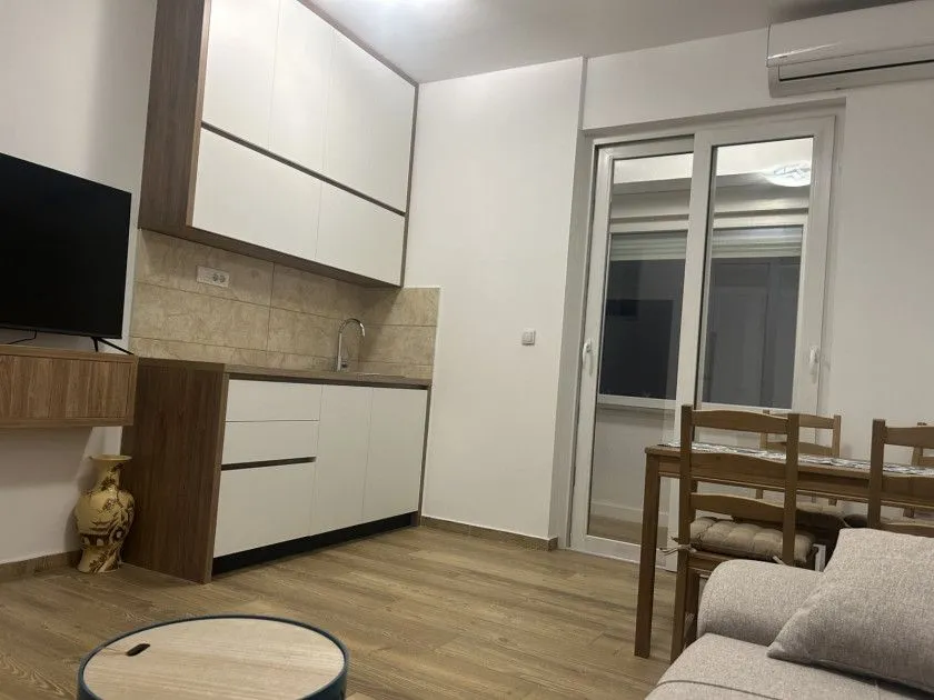 Izdavanje, dvosoban stan, 68m², Centar, Podgorica