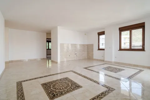Prodaja, trosoban stan, 210m², Bečići, Budva - image 2