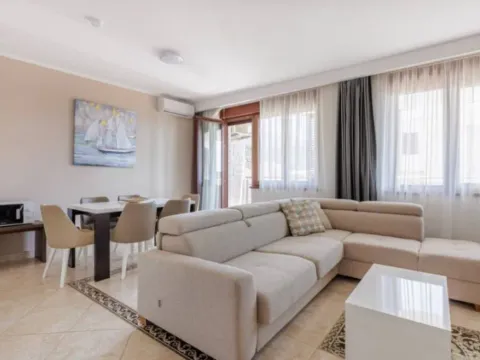 Izdavanje, jednosoban stan, 72m², Bečići, Budva