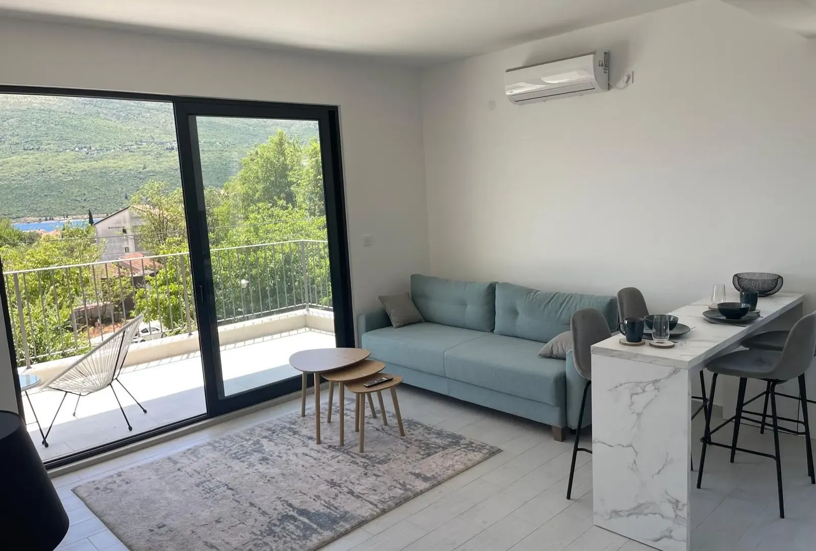 Izdavanje, jednosoban stan, 50m², Đenovići, Herceg Novi
