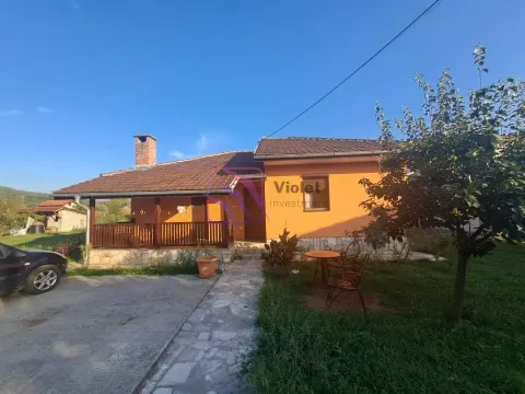 Pogled na spoljašnjost kuće sa uređenim dvorištem i terasom. - image 4