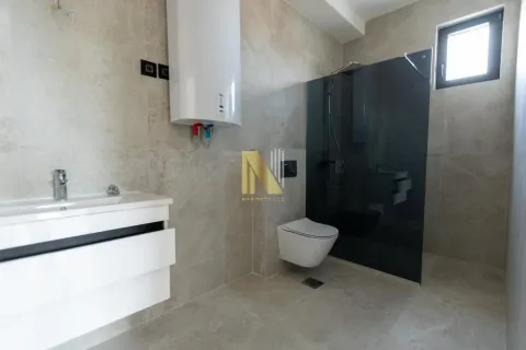 Moderno kupatilo obloženo keramičkim pločicama sa tuš kabinom. - image 11