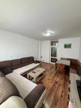 Dnevna soba sa garniturom, stočićem i trpezarijskim delom. - image 10