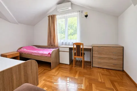 Namještena spavaća soba sa krevetom, radnim stolom i komodom. - image 13