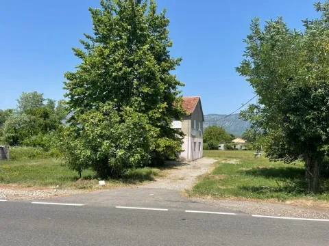 Vanjski izgled dvospratne kuće sa dvorištem. - image 2