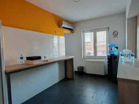 Izdavanje, poslovni prostor, 300m², Centar, Kragujevac - image 9