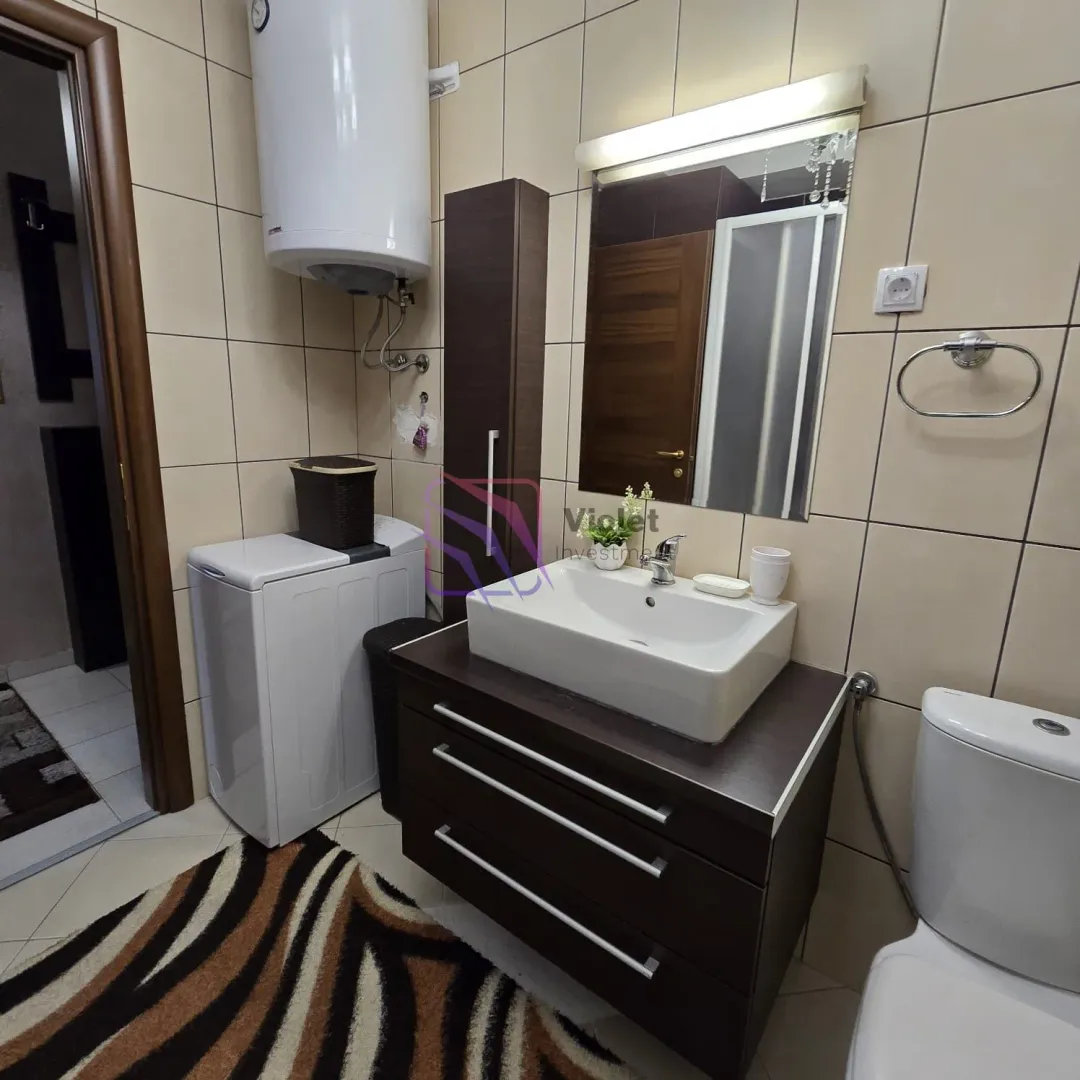 Kupatilo sa umivaonikom, WC šoljom, bojlerom i mašinom za veš.
