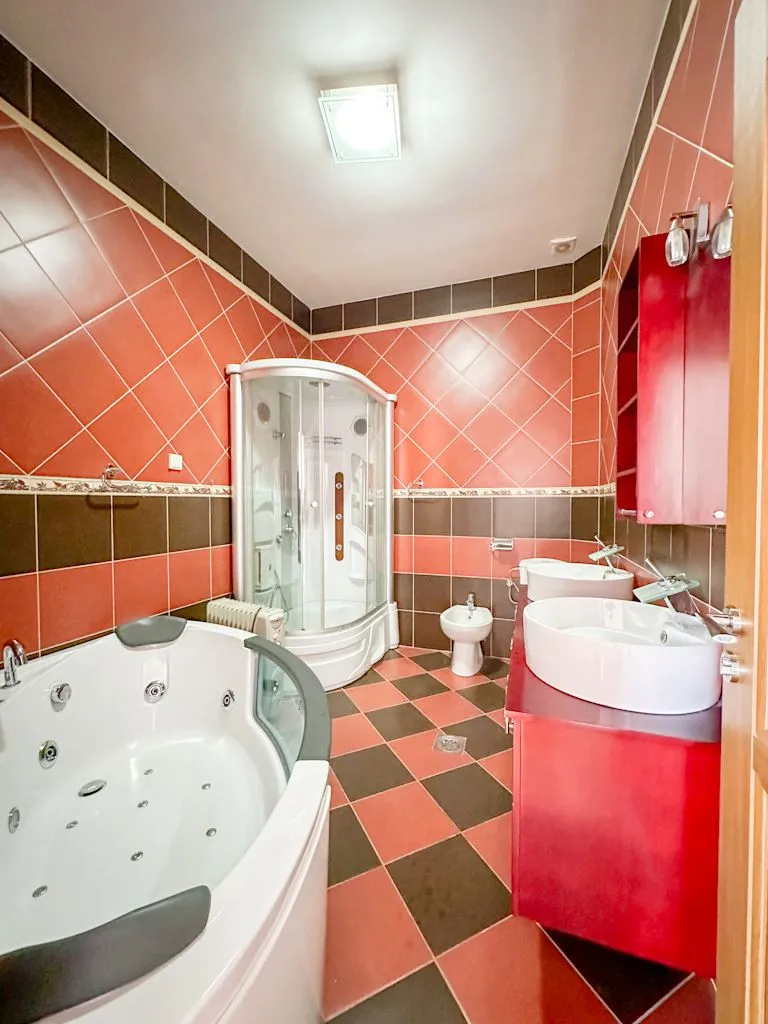 Izdavanje, trosoban stan, 137m², Stari Aerodrom, Podgorica
