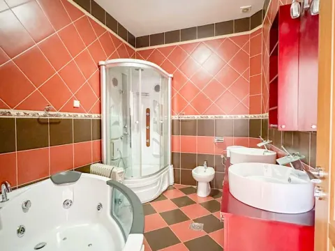 Izdavanje, trosoban stan, 137m², Stari Aerodrom, Podgorica - image 8