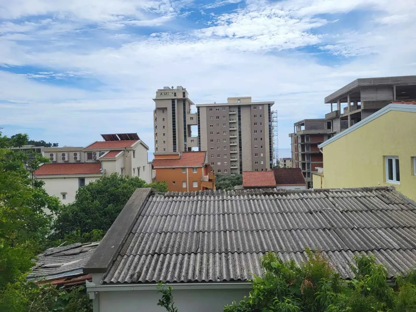 Pogled sa prozora na okolne zgrade i naselje.