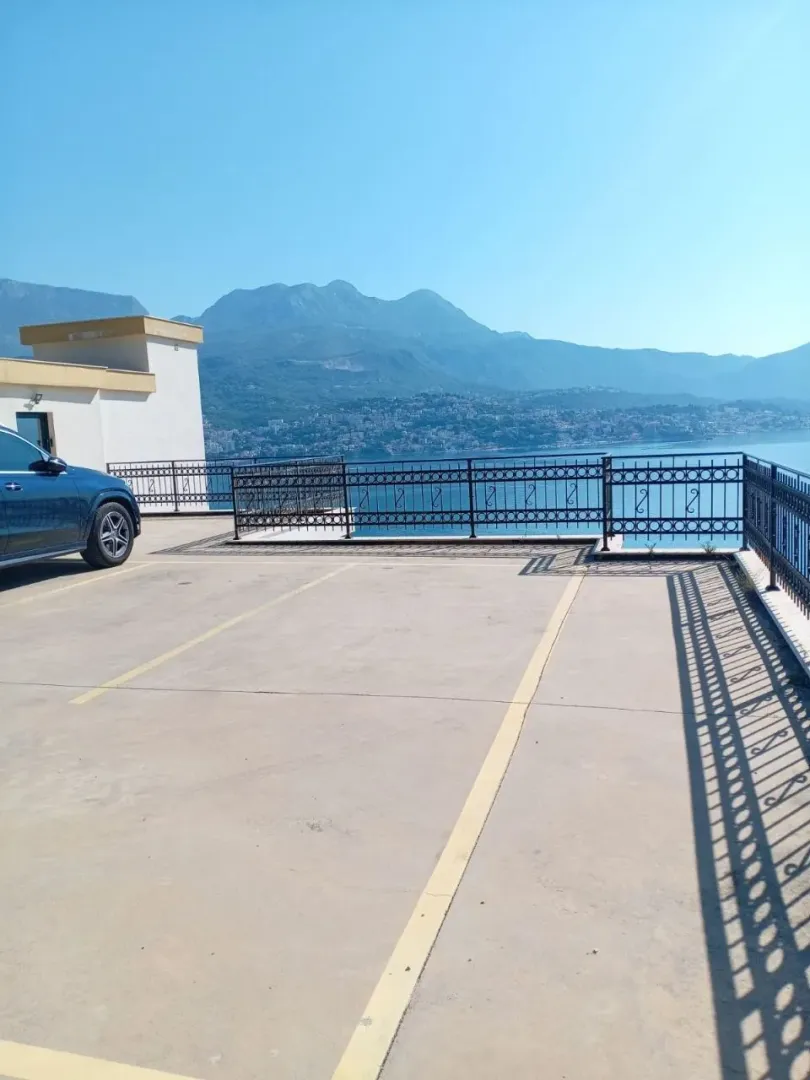 Izdavanje, dvosoban stan, 60m², Njivice, Herceg Novi