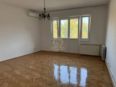Prazna soba sa parketom, lusterom, klima uređajem i balkonskim vratima. - image 9