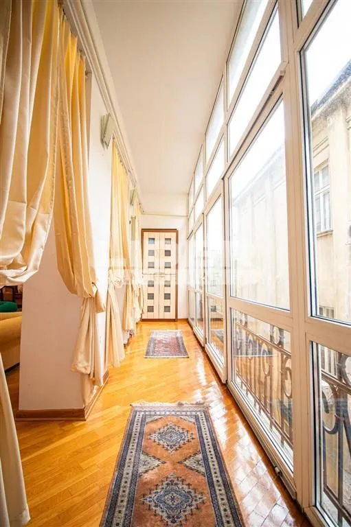 Izdavanje, četvorosoban stan, 160m², Stari Grad, Beograd