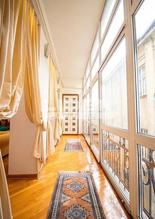 Izdavanje, četvorosoban stan, 160m², Stari Grad, Beograd