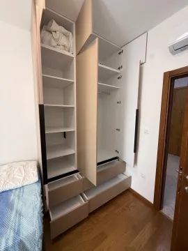 Spavaća soba sa velikim ugradnim garderoberom i otvorenim fiokama. - image 13